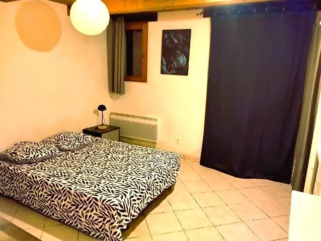 Charmant Studio Cabries 0*,  France